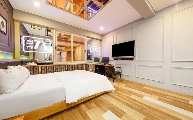 Oda (Semi-Suite room (Netflix available))