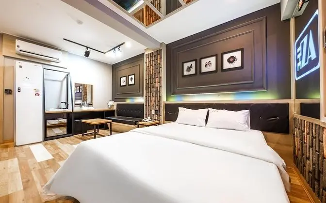 Oda (Semi-Suite room (Netflix available))