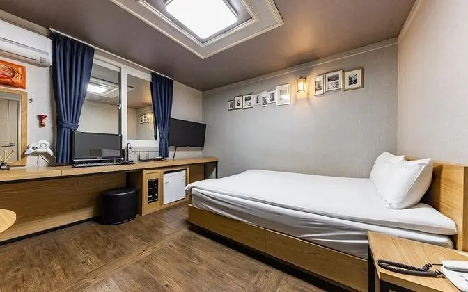 Oda (General Room A (Netflix viewing avail)