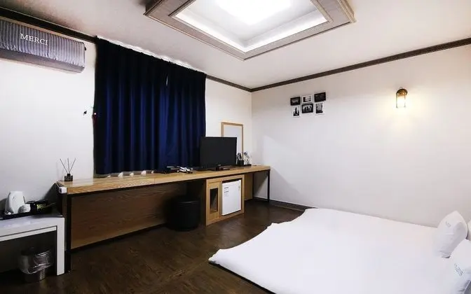 Oda (Hansil (bedless room Netflix availabl)