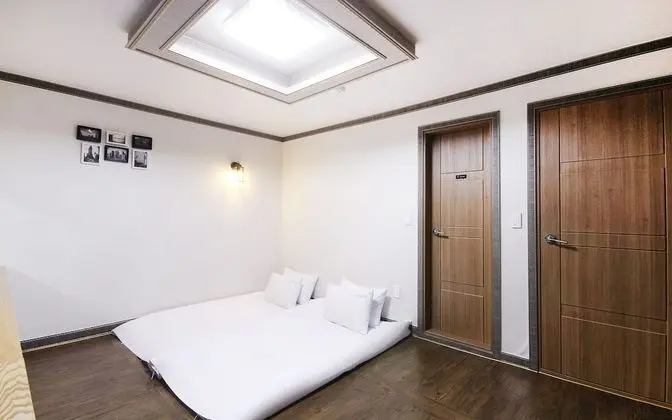 Oda (Hansil (bedless room Netflix availabl)