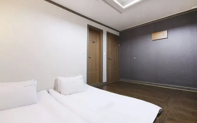 Oda (Hansil (bedless room Netflix availabl)