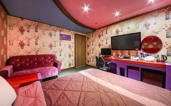 Oda (Semi-Special Room (Netflix viewing av)