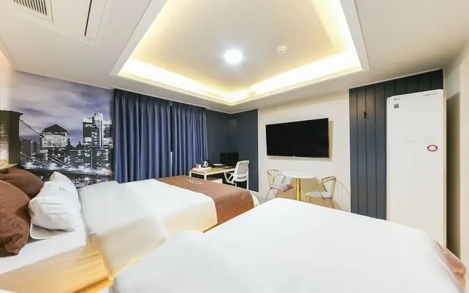 Oda (Suite (with styler twin Netflix avail)