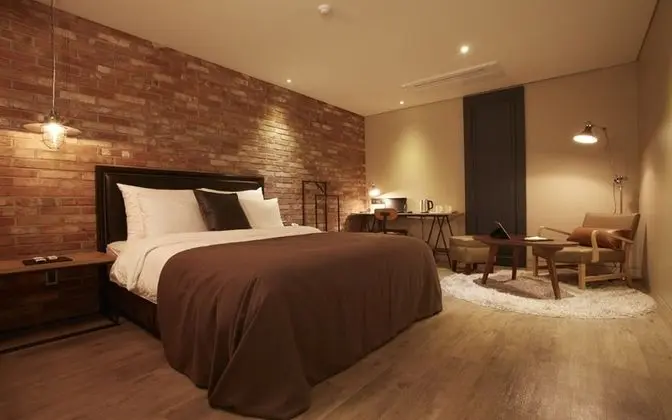 Oda (Deluxe (Netflix available Simmons bed)