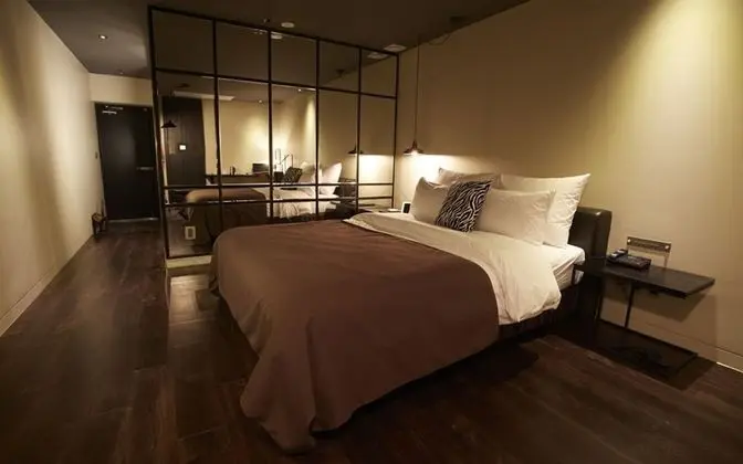 Oda (Deluxe (Netflix available Simmons bed)