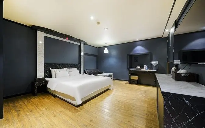 Oda (Deluxe rooms (65 inch TV Netflix air )