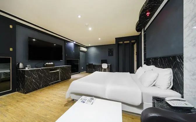 Oda (Deluxe rooms (65 inch TV Netflix air )