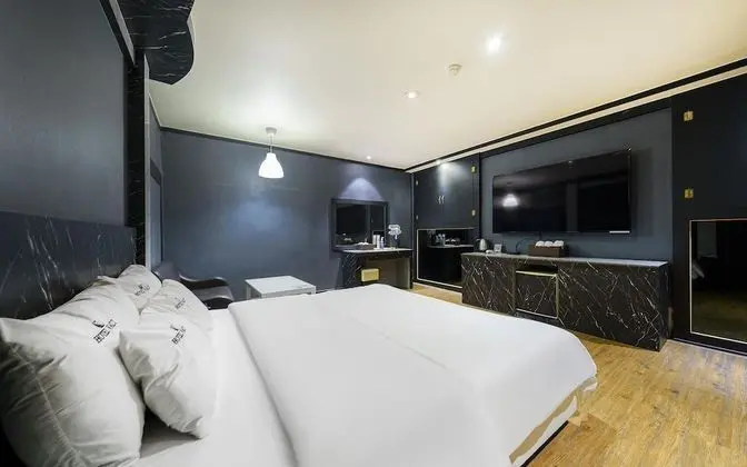 Oda (Deluxe rooms (65 inch TV Netflix air )