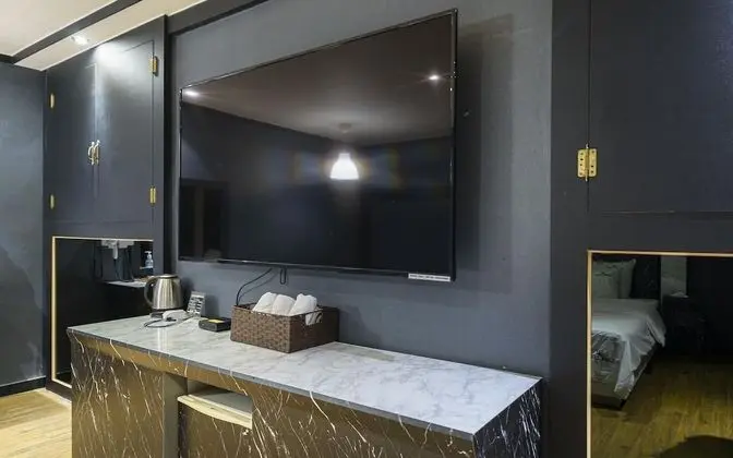 Oda (Deluxe rooms (65 inch TV Netflix air )