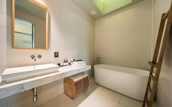 Oda (Suite (Netflix available seminar room)