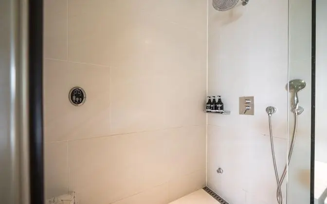 Oda (Suite (Netflix available seminar room)