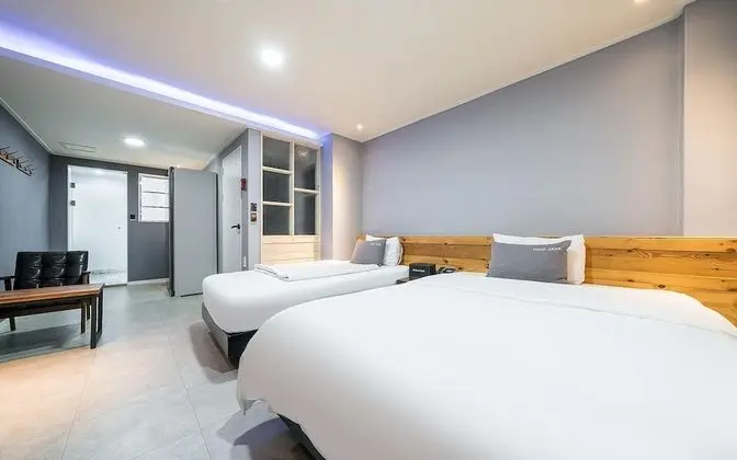 Oda (Deluxe room twin (double + single + s)