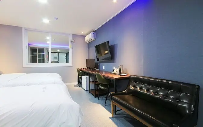 Oda (Deluxe room twin (double + single + s)