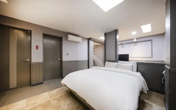 Oda (Deluxe suite A (Netflix available 75-)