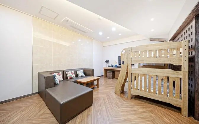 Oda (Deluxe Room (Super King + Wooden Bunk)