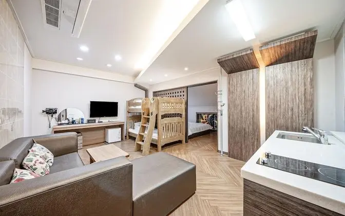 Oda (Deluxe Room (Super King + Wooden Bunk)