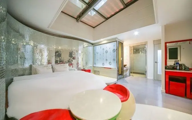 Oda (Skyview-Pre mium (netflix available/s)