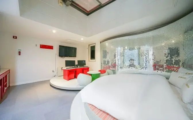 Oda (Skyview-Pre mium (netflix available/s)