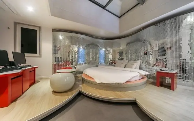 Oda (Skyview-Pre mium (netflix available/s)