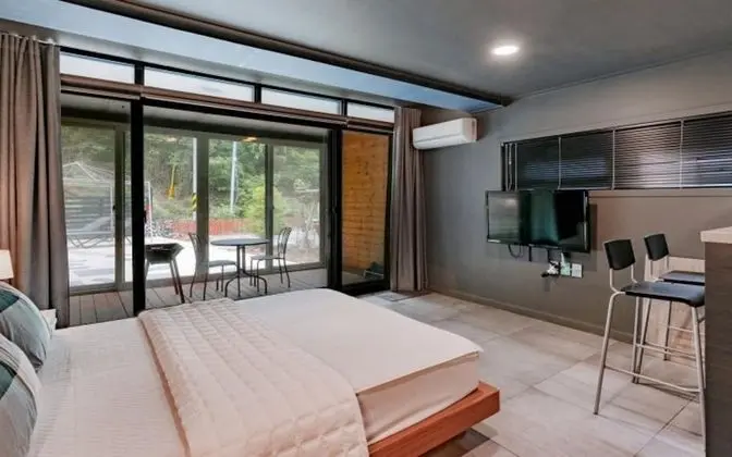 Oda (C104 (Outdoor Pool Front))