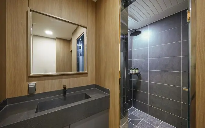 Oda (Deluxe-King Bed & Exclusive Parking L)