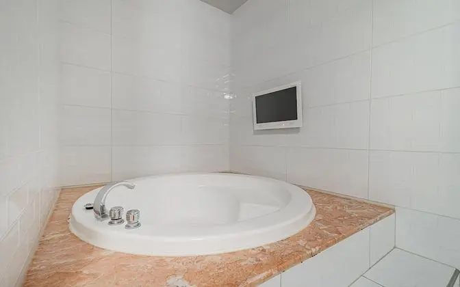 Oda (Premium double-bath TV (CESCO quarant)