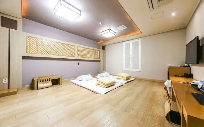 Oda (Korean room (Netflix viewing availabl)