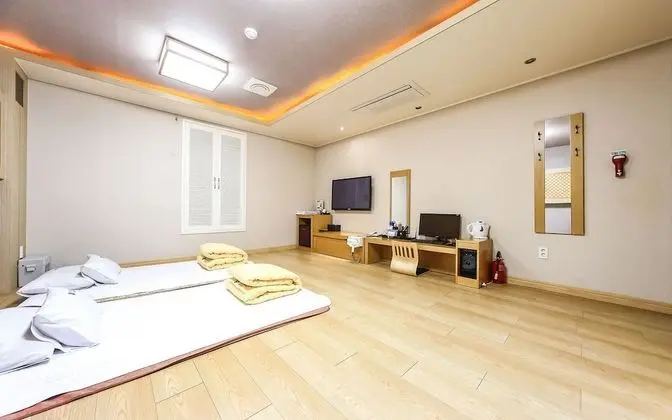 Oda (Korean room (Netflix viewing availabl)
