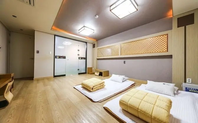 Oda (Korean room (Netflix viewing availabl)