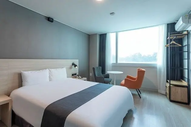 Standard Tek Büyük Yataklı Oda, Kısmi Göl Manzaralı