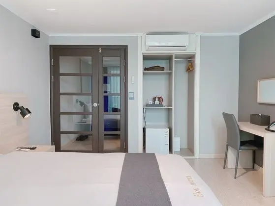 Standard Tek Büyük Yataklı Oda, Kısmi Göl Manzaralı