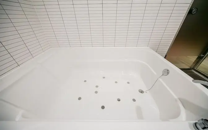 Oda (Deluxe (Bathtub Netflix TV Breakfast))