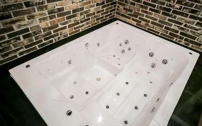 Oda (Royal Suite (Bathtub Netflix TV Break)