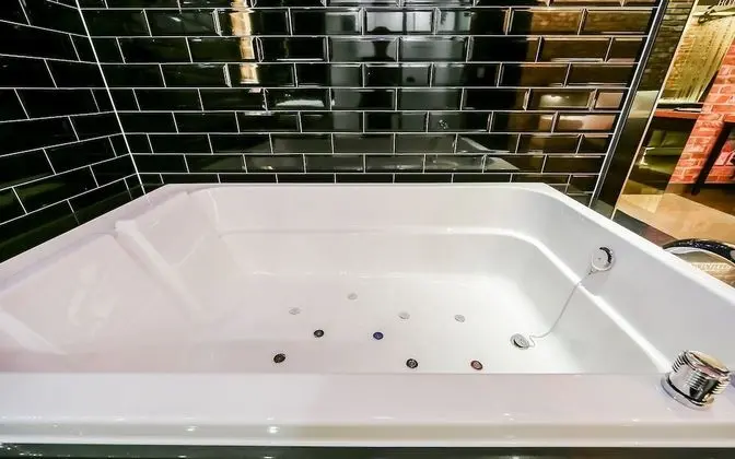 Oda (Suite Twin (Bathtub Netflix TV Breakf)