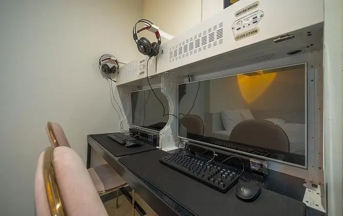 Oda (Special room (Netflix & Wave availabl)