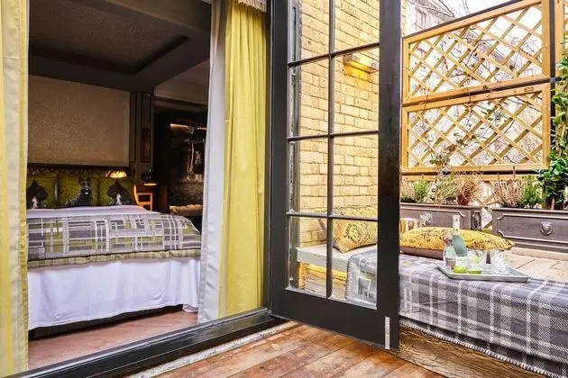 Feature King with Balcony