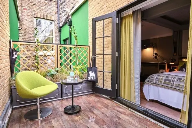 Feature King with Balcony