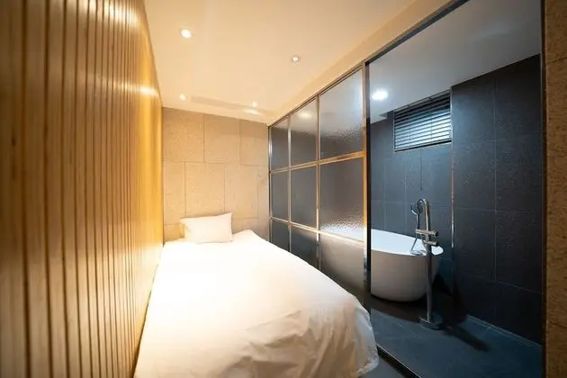 Deluxe Twin Room, Multiple Beds, Non Smoking, City View (Mixed gender is not available)