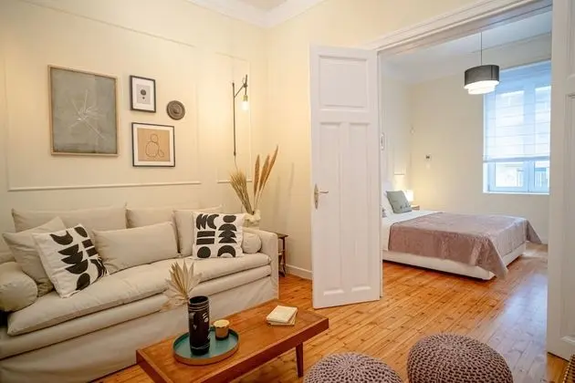 Beige and Blanc Two Bedroom Apartment with Urban Back Yard & Free Parking