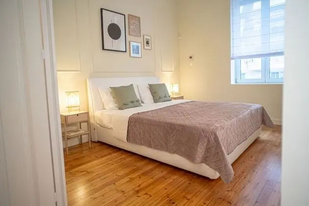 Beige and Blanc Two Bedroom Apartment with Urban Back Yard & Free Parking