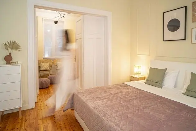 Beige and Blanc Two Bedroom Apartment with Urban Back Yard & Free Parking