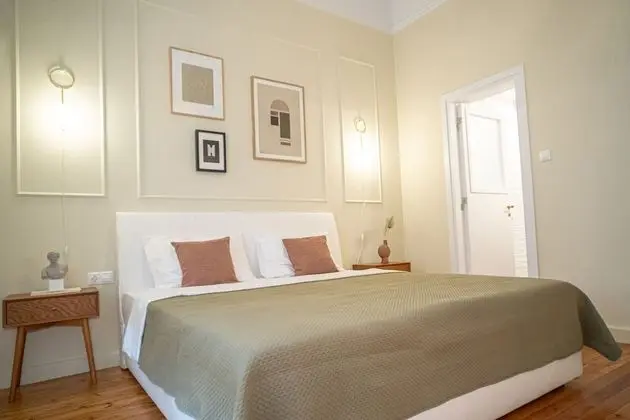 Beige and Blanc Two Bedroom Apartment with Urban Back Yard & Free Parking