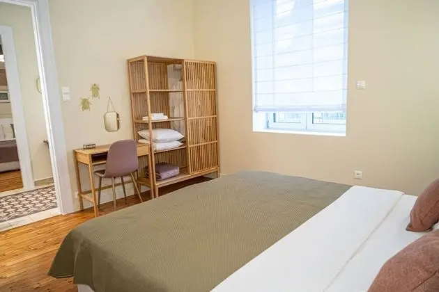 Beige and Blanc Two Bedroom Apartment with Urban Back Yard & Free Parking