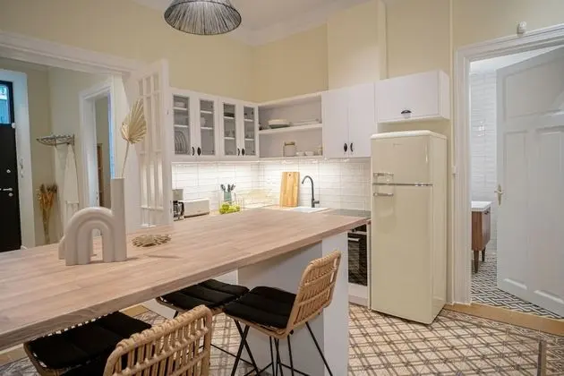 Beige and Blanc Two Bedroom Apartment with Urban Back Yard & Free Parking