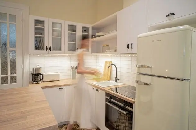 Beige and Blanc Two Bedroom Apartment with Urban Back Yard & Free Parking