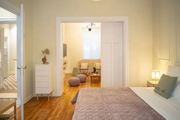 Beige and Blanc Two Bedroom Apartment with Urban Back Yard & Free Parking