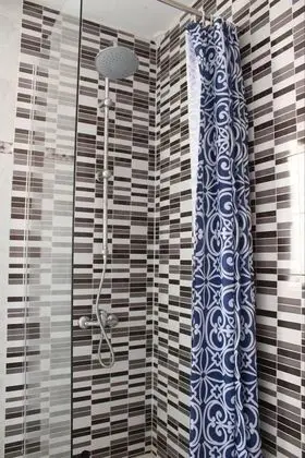 Tek Büyük Yataklı Oda, Ortak Banyo
