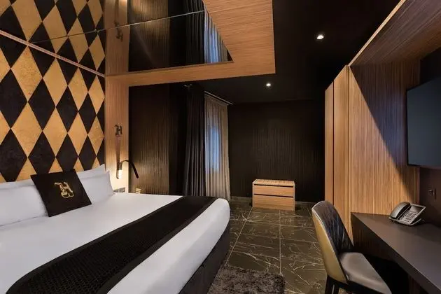 Luxury Oda