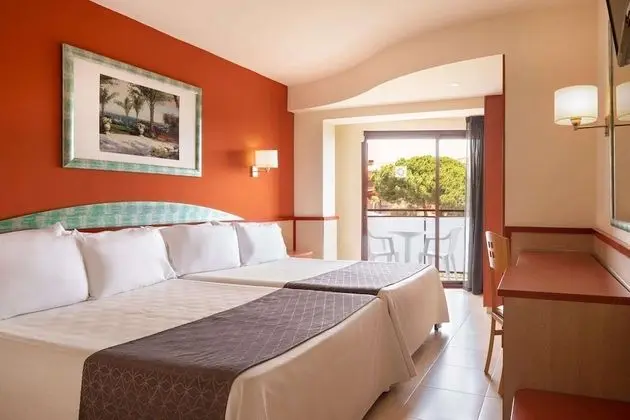 Üç Kişilik Oda, Balkon, Havuz Manzaralı (2 Adults + 1 Child)